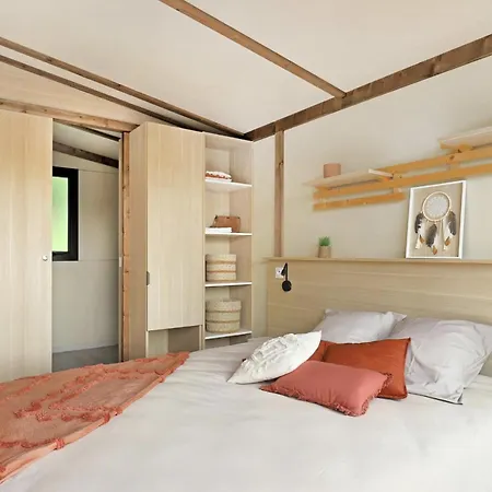La Foret Paloma, Hotel Léon